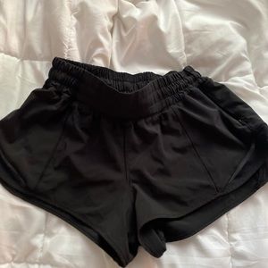 lululemon hotty hot black 4 2.5”